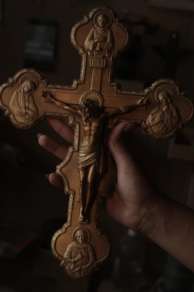 Crucifixo Franciscano Chagado de Resina Monocromático