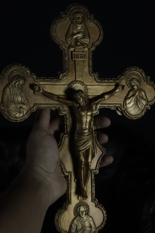 Crucifixo Franciscano Chagado de Resina Monocromático