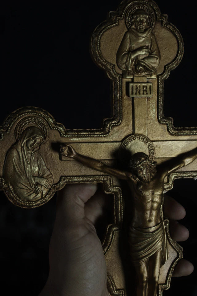 Crucifixo Franciscano Chagado de Resina Monocromático